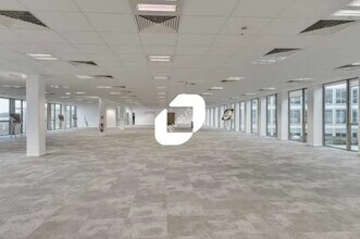 Light Industrial in Saint-Denis to rent Building Photo- Image 2 of 9