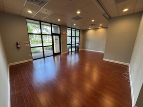 4900 S University Dr, Davie, FL for rent Interior Photo- Image 1 of 8