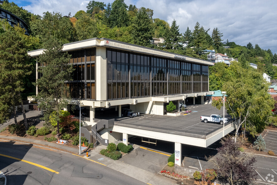 2121 SW Broadway, Portland, OR for rent - Building Photo - Image 1 of 8