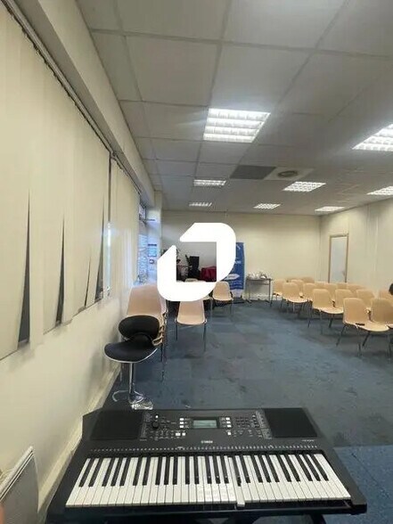 Light Industrial in Palaiseau to rent - Interior Photo - Image 3 of 8