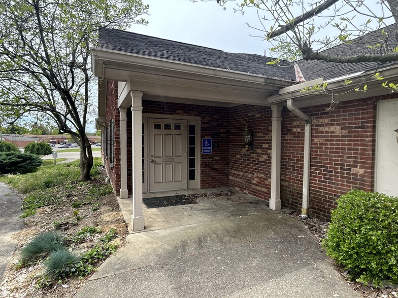 11907 Montgomery Rd, Cincinnati, OH for rent - Building Photo - Image 3 of 18