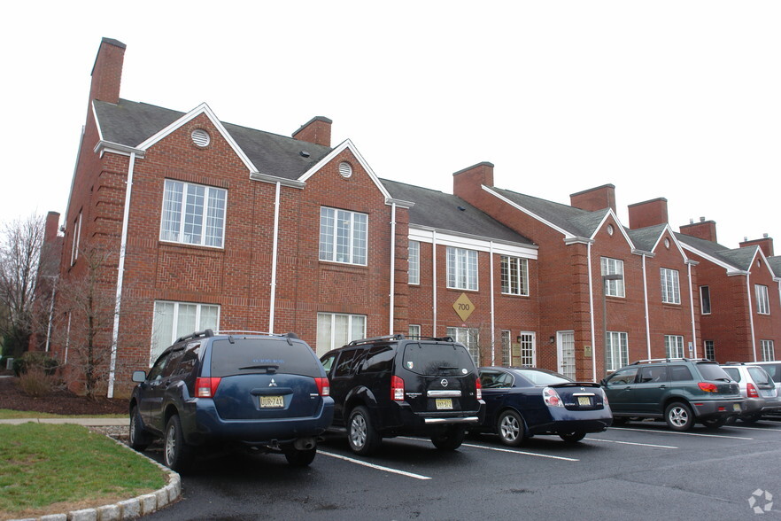 611-612 Courtyard Dr, Hillsborough, NJ for rent - Building Photo - Image 1 of 16