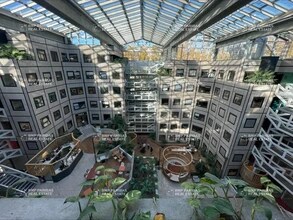 Office in Villeurbanne to rent Interior Photo- Image 1 of 25