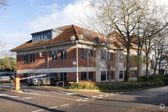 Bay Tree Ave, Leatherhead to rent Building Photo- Image 2 of 2