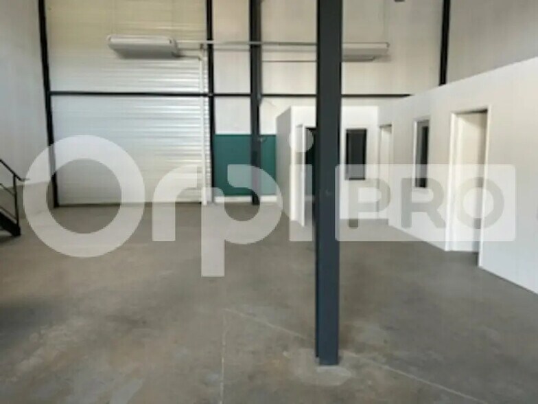 Light Industrial in Frans to rent - Interior Photo - Image 2 of 6