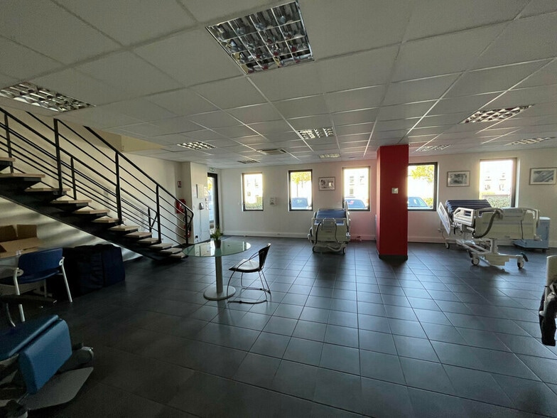 Light Industrial in Vénissieux for sale - Interior Photo - Image 2 of 14