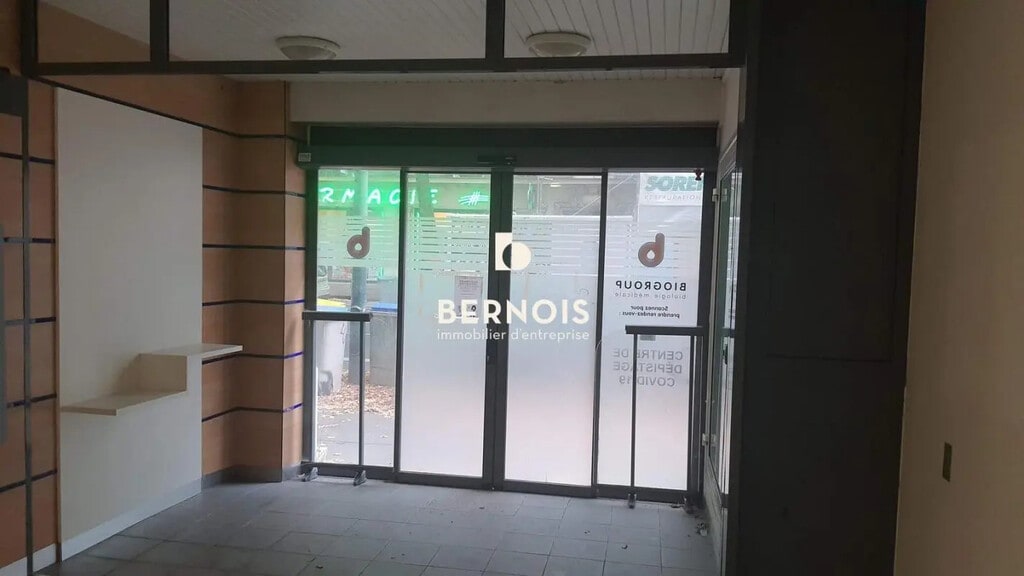 Location Bureaux 196 m² - Photo 1
