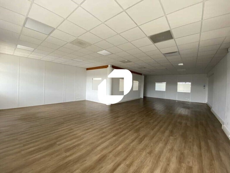 Office in Bron to rent - Interior Photo - Image 3 of 9