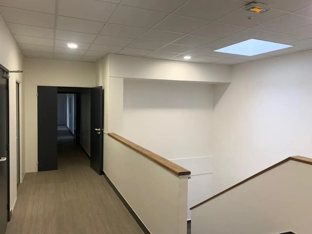 Light Industrial in Osny to rent Interior Photo- Image 1 of 1