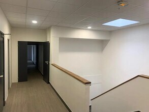 Light Industrial in Osny to rent Interior Photo- Image 1 of 1