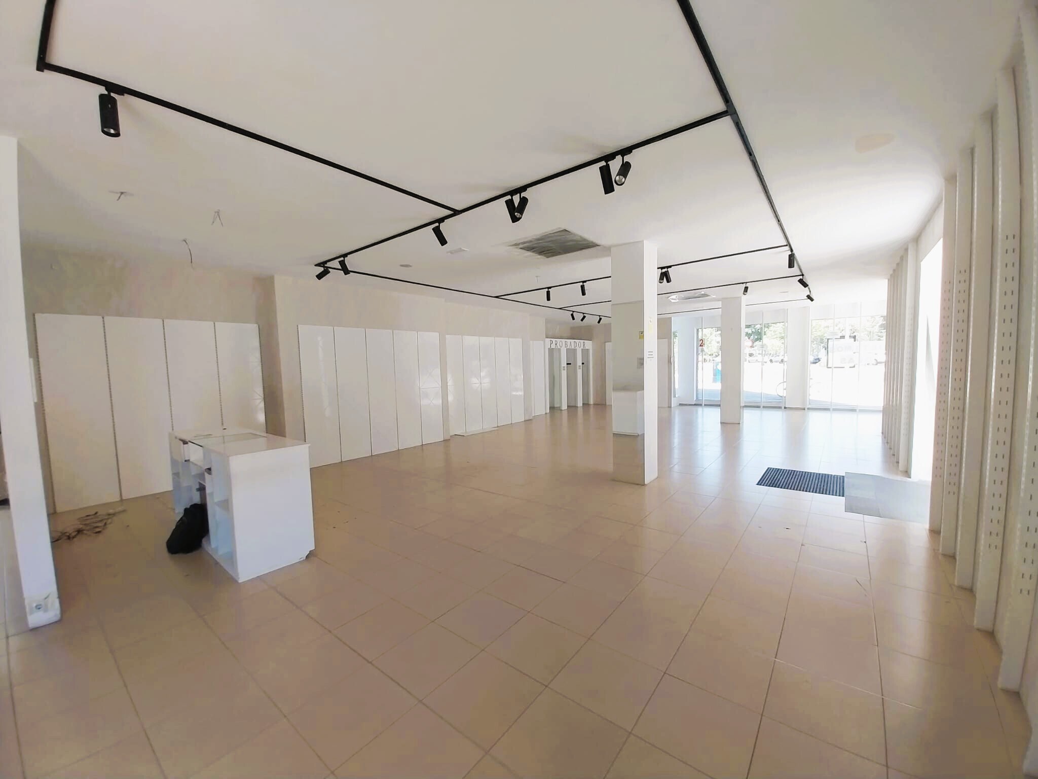 Retail in Madrid, Madrid to rent Interior Photo- Image 1 of 5