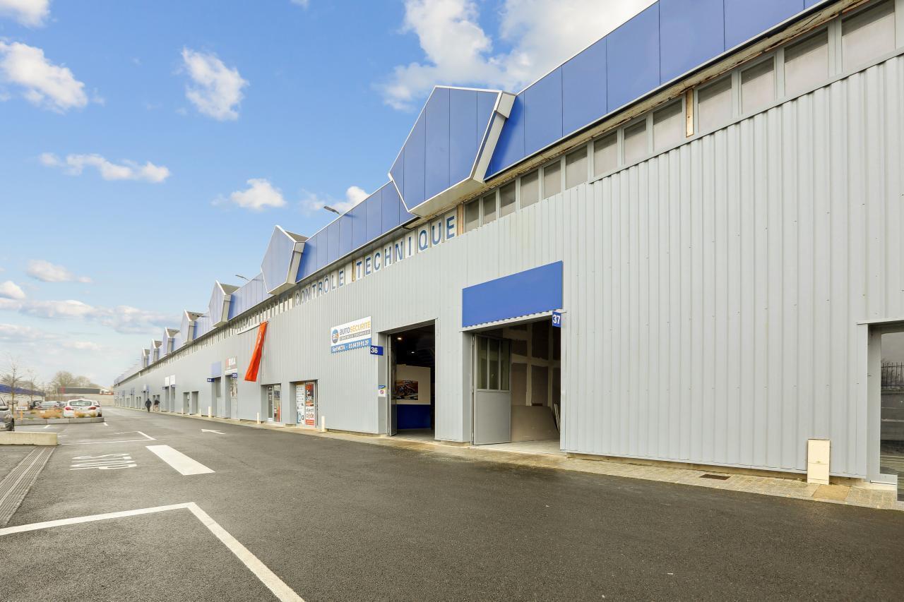 Light Industrial in Vaux-le-Pénil to rent Building Photo- Image 1 of 19