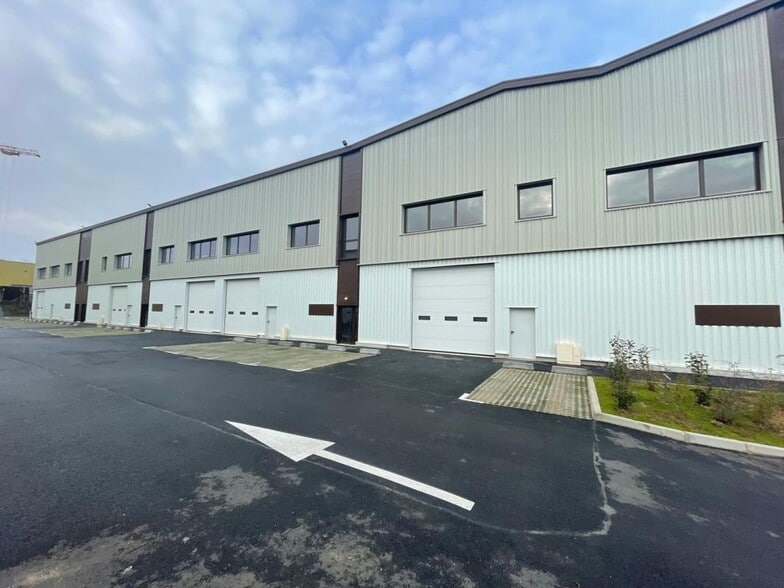Industrial in Osny to rent - Building Photo - Image 1 of 19