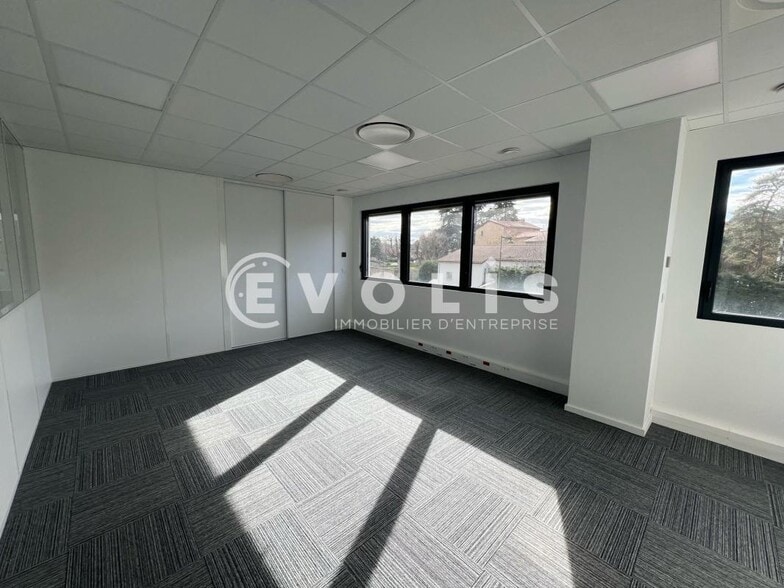 27 Chemin Des Peupliers, Dardilly to rent - Interior Photo - Image 3 of 23