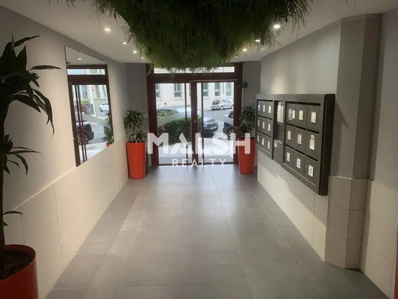 Office in Lyon for sale - Lobby - Image 2 of 13