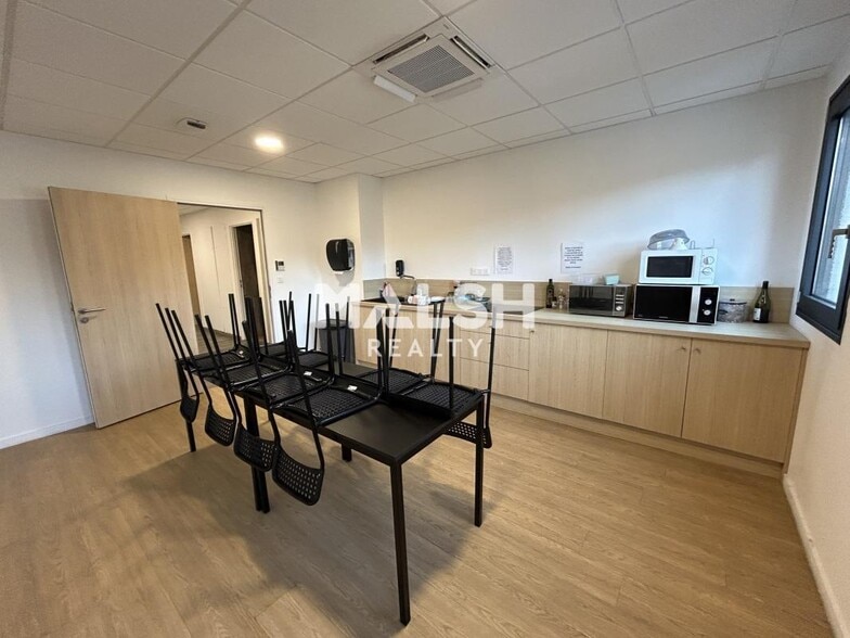 Office in Bron to rent - Building Photo - Image 3 of 13