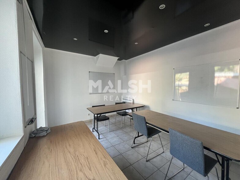 Retail in Saint-Genis-Laval to rent - Interior Photo - Image 2 of 5