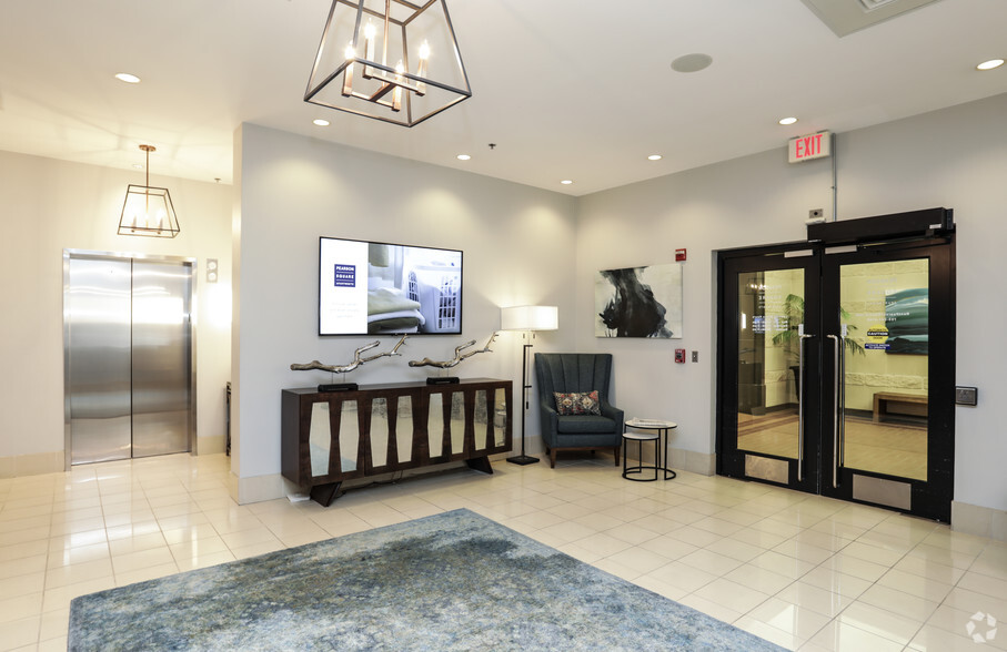 410 S Maple Ave, Falls Church, VA for rent - Lobby - Image 2 of 36