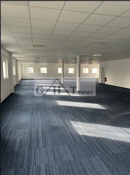Office in Villeneuve-la-Garenne to rent - Building Photo - Image 2 of 3