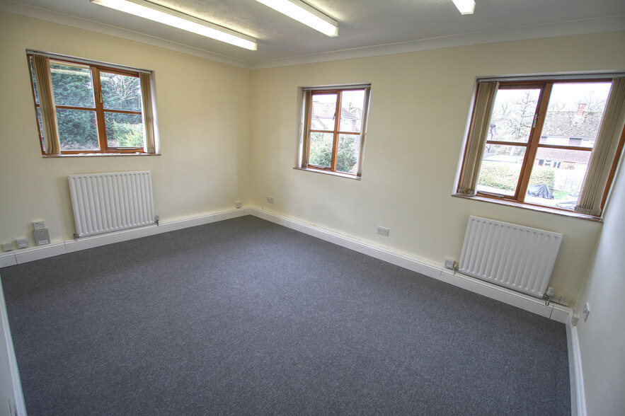 Old Horsham Rd, Dorking for rent - Building Photo - Image 2 of 3