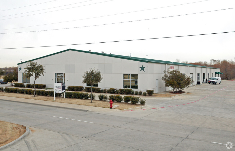 310 E Trinity Blvd, Grand Prairie, TX for rent - Primary Photo - Image 1 of 7