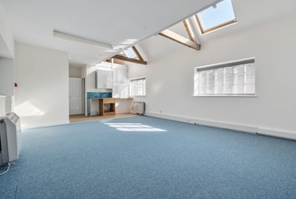 Castle End, Reading to rent Interior Photo- Image 2 of 2