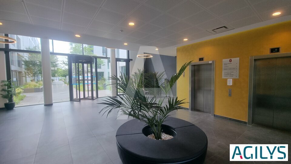 11 Rue Ella Maillart, Massy to rent Lobby- Image 1 of 11