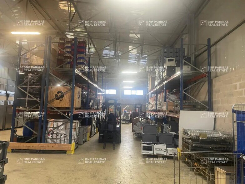 Office in Vitrolles to rent - Interior Photo - Image 2 of 13