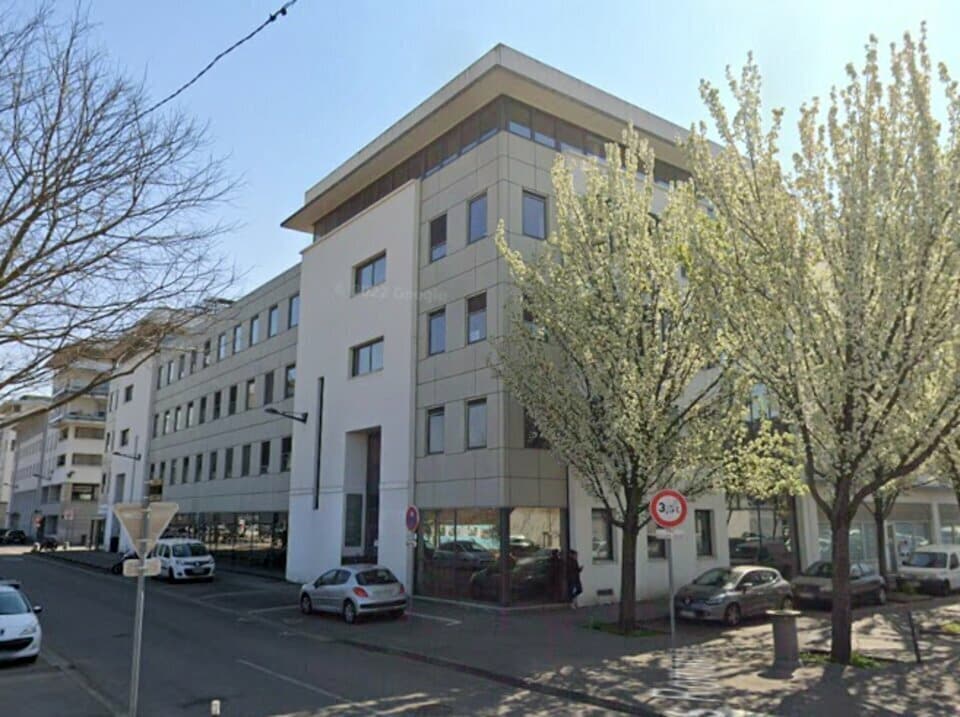 Retail in Vaulx-en-Velin to rent Building Photo- Image 1 of 11