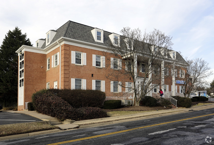 6305 Castle Pl, Falls Church, VA for sale - Building Photo - Image 1 of 1