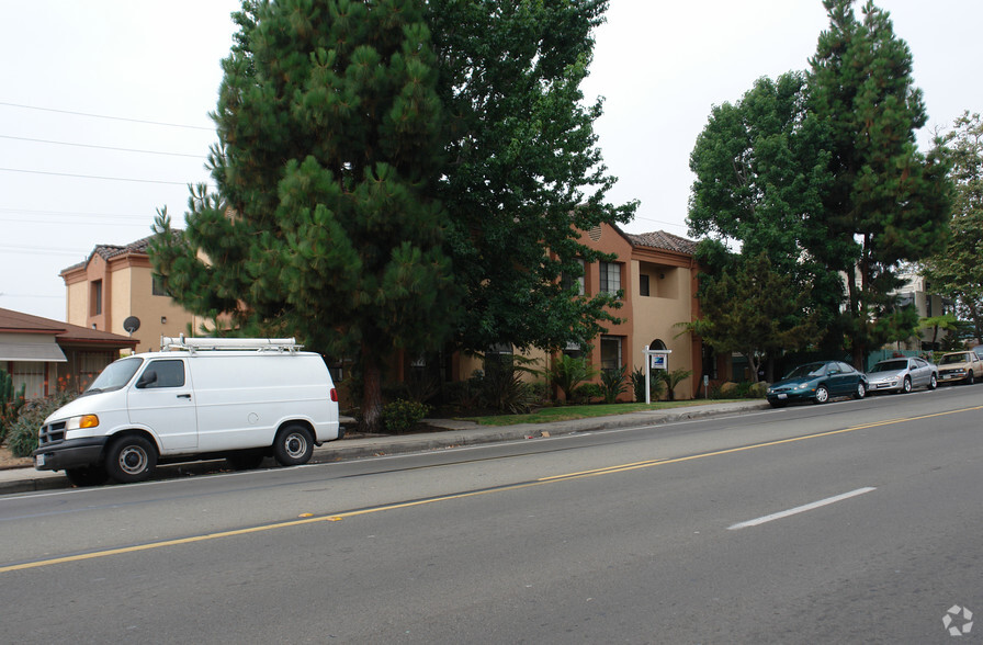 2123 Garnet Ave, San Diego, CA for rent - Building Photo - Image 3 of 6