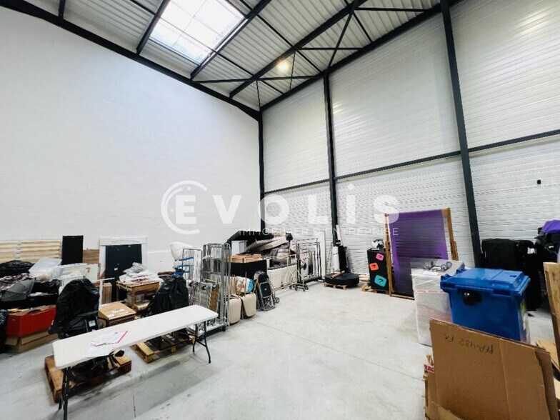 Light Industrial in Vaires-sur-Marne to rent - Interior Photo - Image 2 of 6