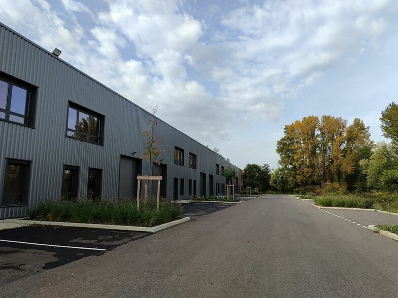 Light Industrial in Bourgoin-Jallieu for sale - Building Photo - Image 2 of 12