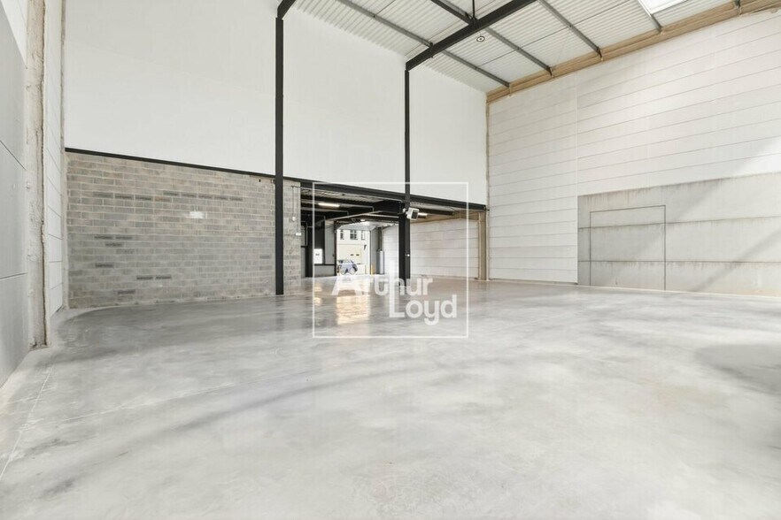 Light Industrial in Wissous to rent - Interior Photo - Image 3 of 5