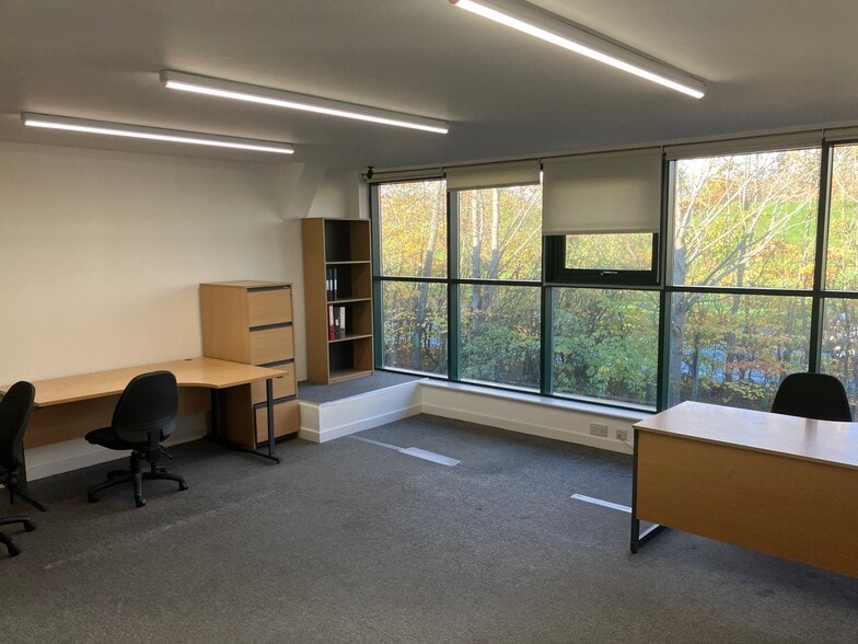 Pitreavie Cres, Dunfermline to rent - Building Photo - Image 2 of 11