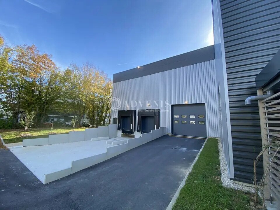 Light Industrial in Trappes to rent Building Photo- Image 1 of 8