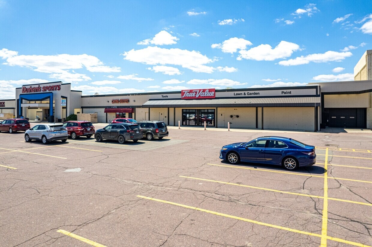 308 S State St, Fairmont, MN to rent Interior Photo- Image 1 of 2
