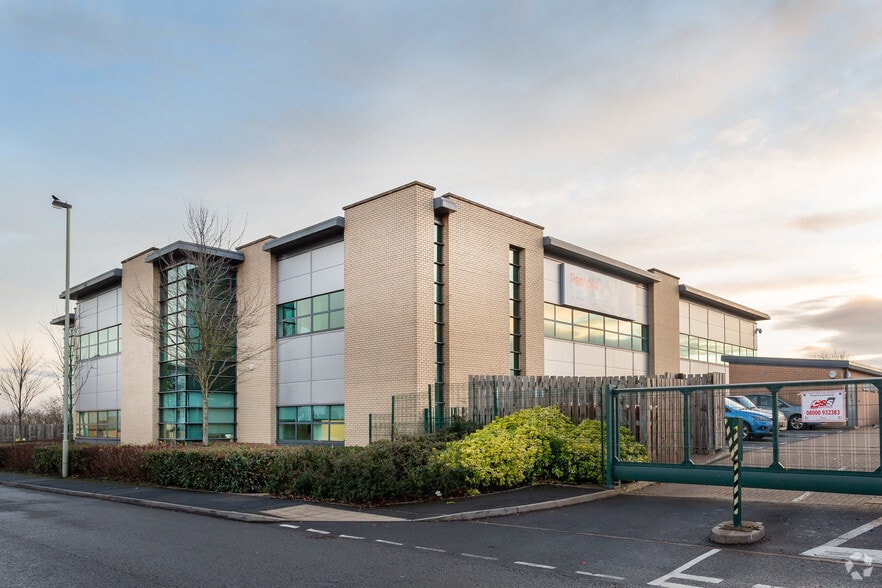 Castlegate Way, Dudley to rent - Building Photo - Image 3 of 8