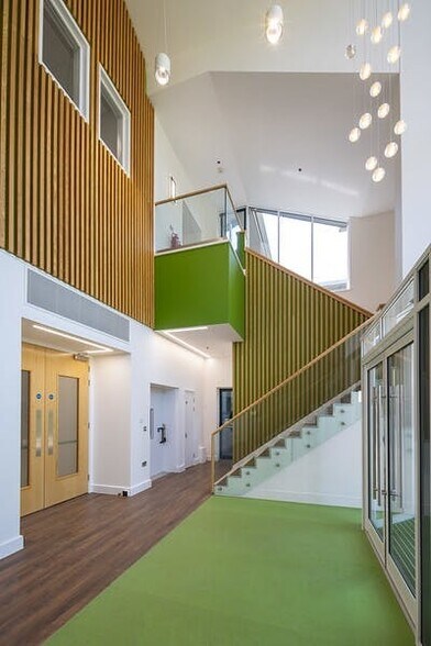 Jays Clos, Basingstoke to rent - Building Photo - Image 3 of 9