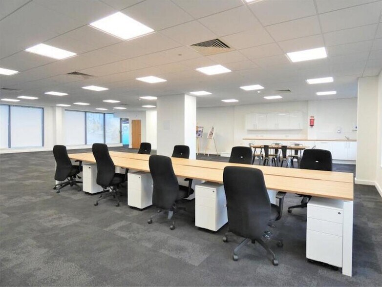 Ealing Rd, Brentford for sale - Interior Photo - Image 3 of 12