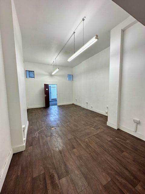 271-271D Willesden Ln, London to rent Interior Photo- Image 1 of 3