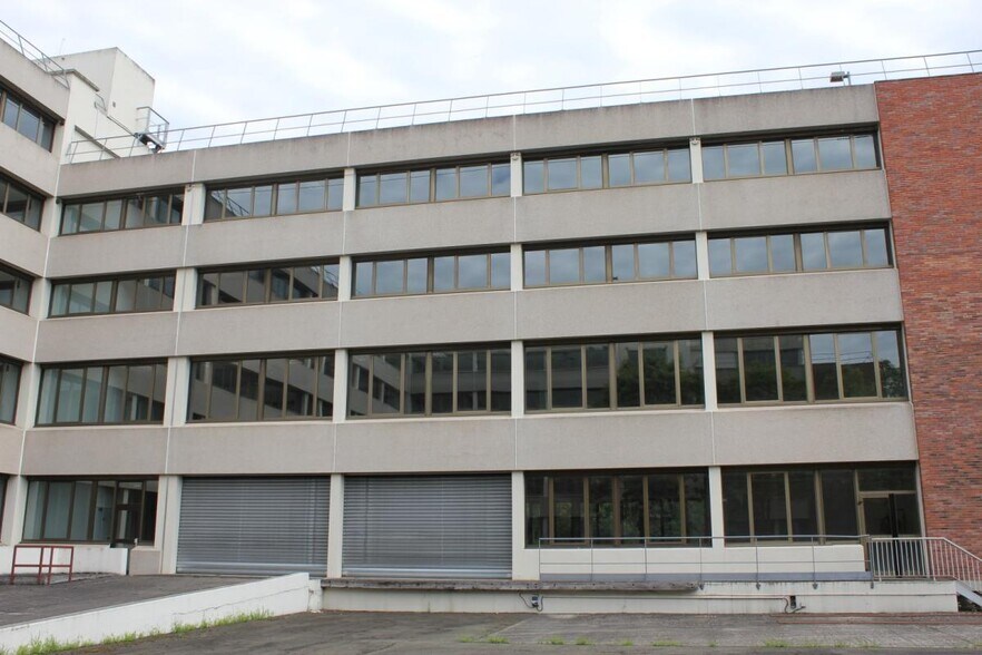 Office in Montigny-le-Bretonneux to rent - Building Photo - Image 3 of 5