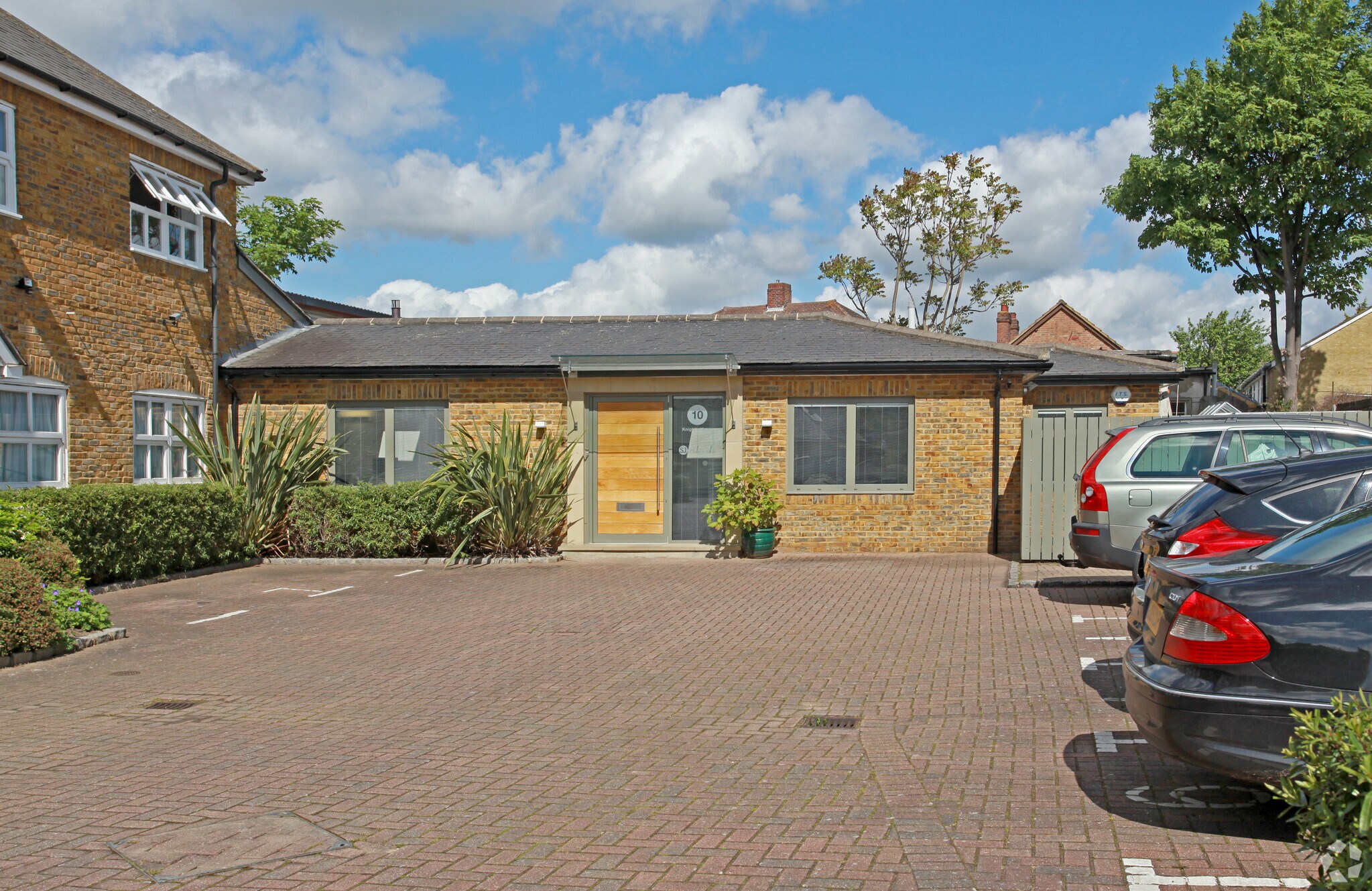 10 Knights Pl, Twickenham for sale Primary Photo- Image 1 of 1