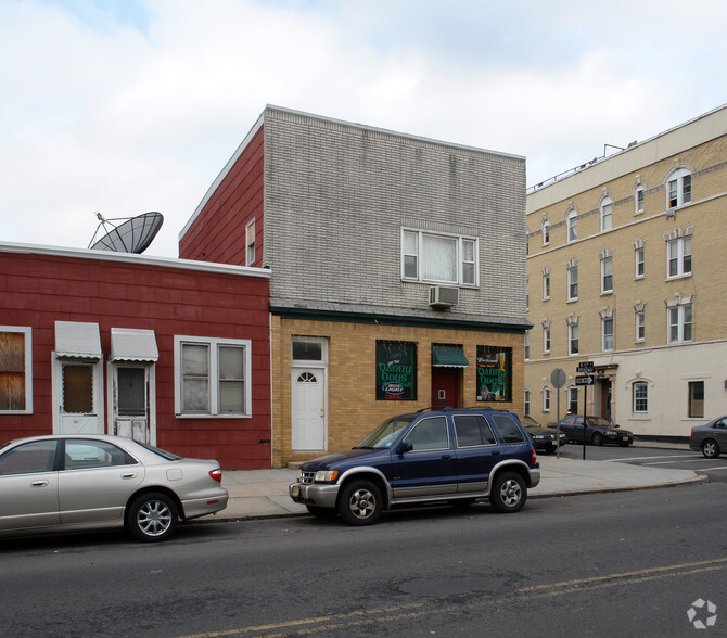 263 Broadway, Bayonne, NJ for rent - Building Photo - Image 2 of 2