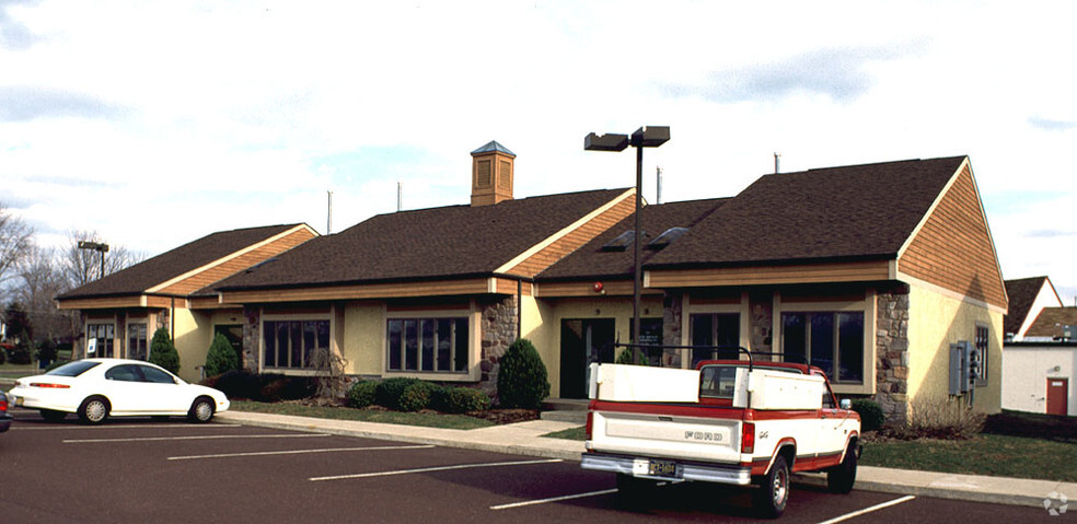 900-904 Lenape Dr, New Britain, PA for sale - Primary Photo - Image 1 of 1