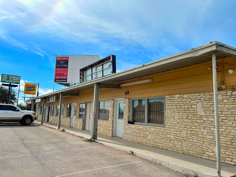 8545 N Us-281 Hwy, Spring Branch, TX for rent - Building Photo - Image 1 of 5