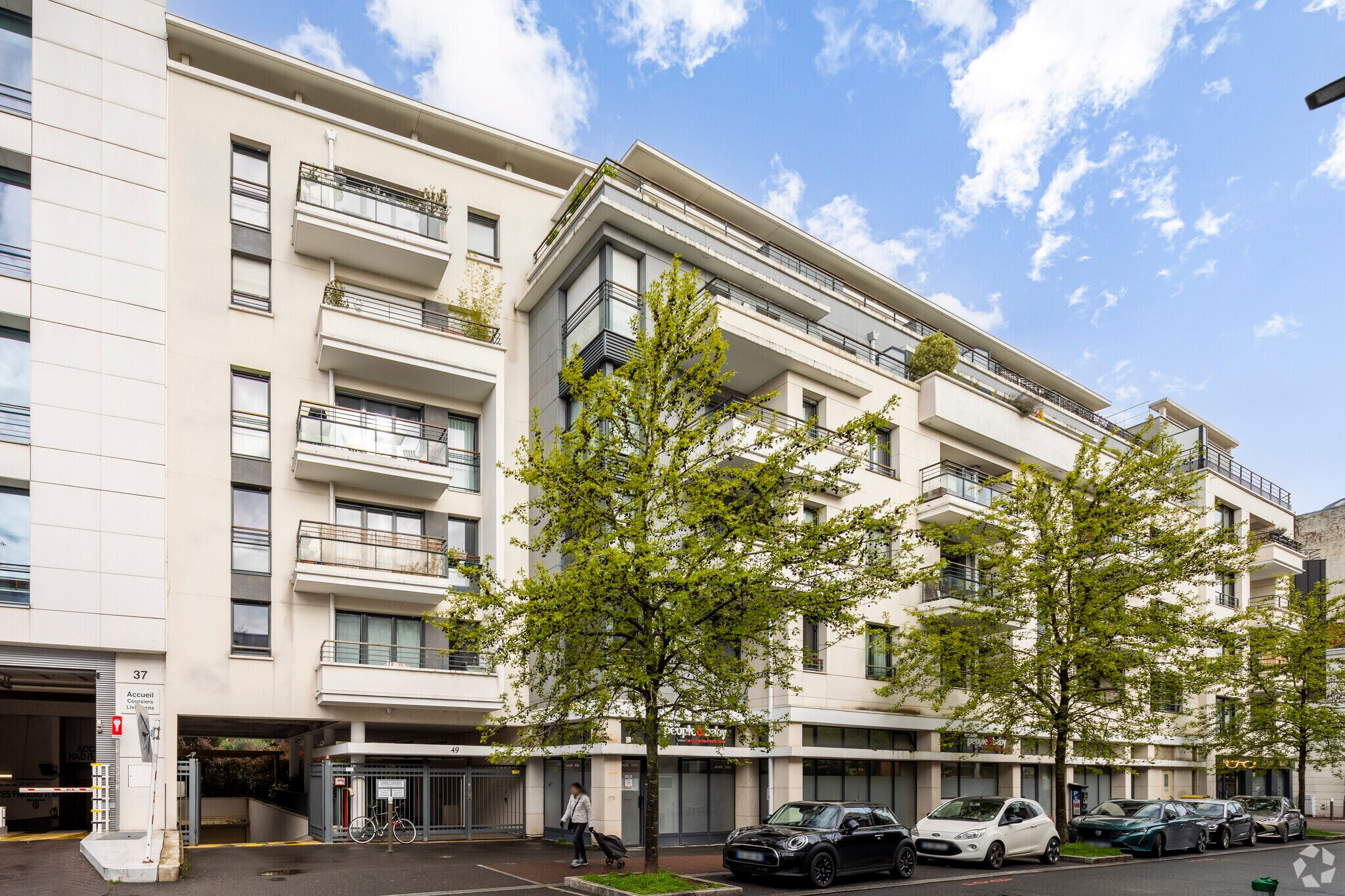 Retail in Suresnes to rent Primary Photo- Image 1 of 3