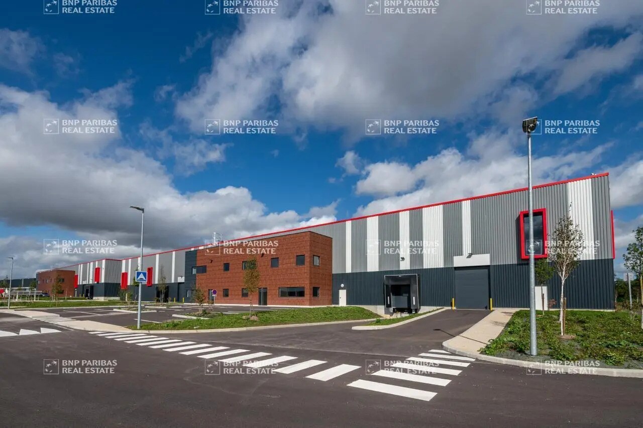 Light Industrial in Le Thillay to rent Primary Photo- Image 1 of 6