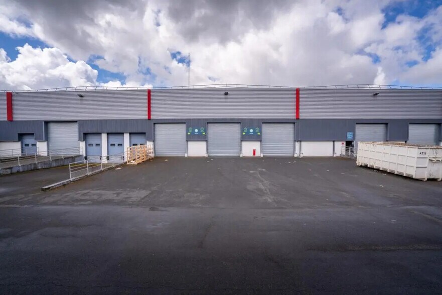 8-10 Avenue D'Oceanie, Les Ulis to rent - Building Photo - Image 3 of 9