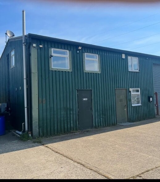 Hulfords Ln, Hartley Wintney to rent - Building Photo - Image 2 of 2